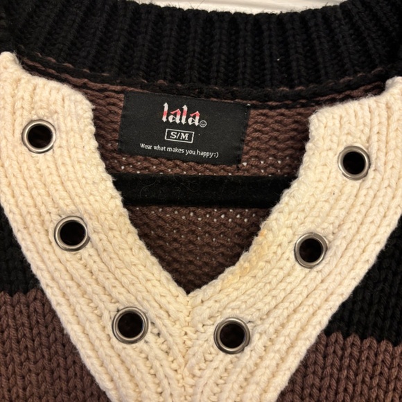 Dressed in lala sweater - Picture 4 of 6